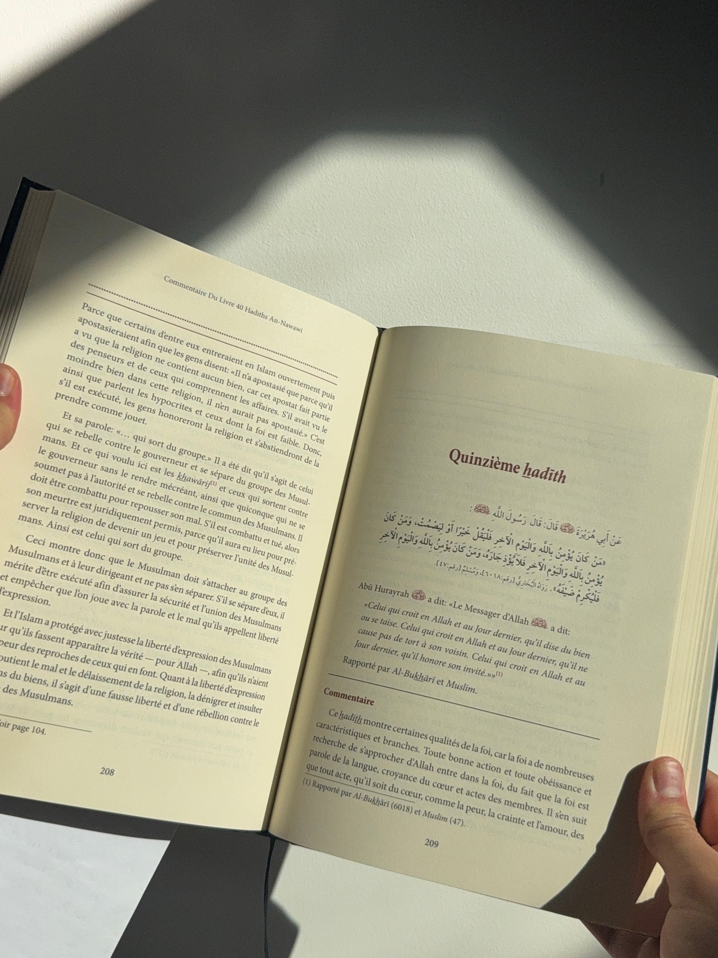 Le commentaire du livre 40 Hadiths An Nawawi ouvert 